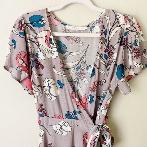 ASTR The Label | Mini Wrap Dress Floral Print V-neck Summer Purple Medium - Picture 4 of 9